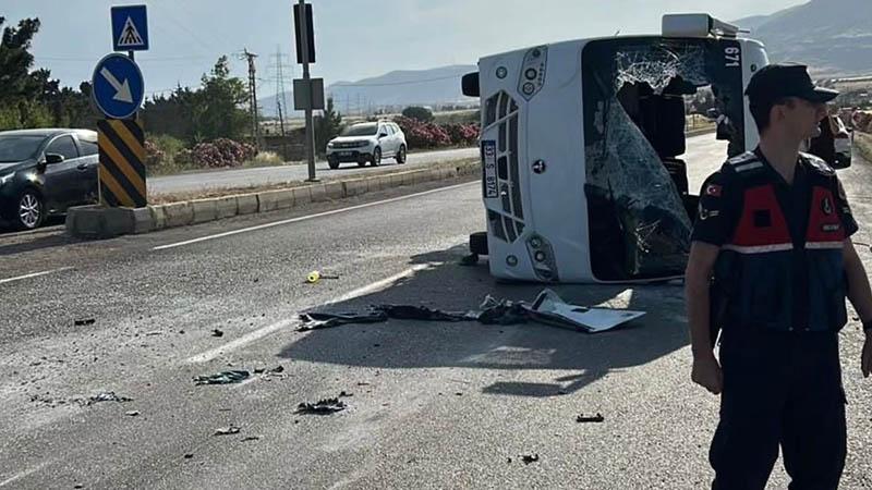 Silifke’de Servis Midibüsü Devrildi: 15 Rus Öğrenci Yaralandı