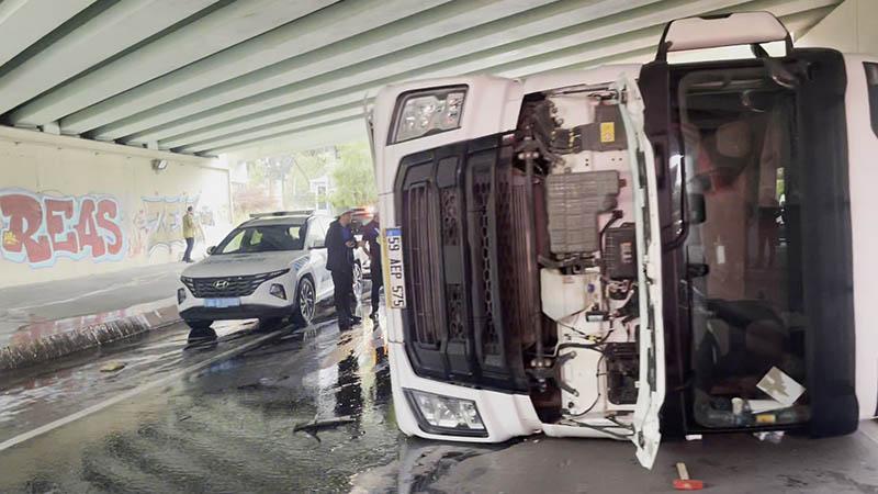 Marmaray üst geçidine çarpan TIR devrildi: Sürücü yaralandı