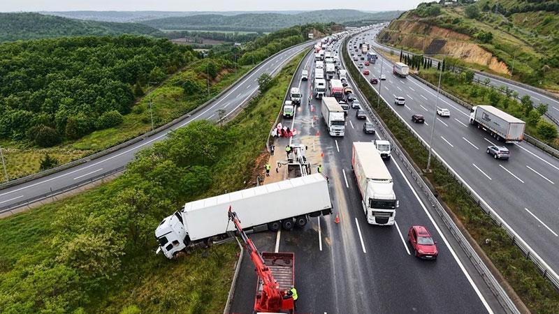 Kuzey Marmara Otoyolu’nda zincirleme kaza: TIR bariyerleri aştı