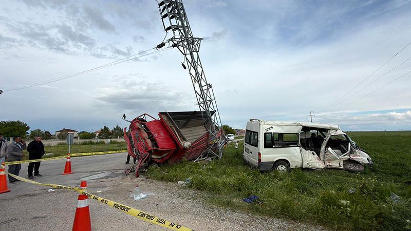 Aksaray’da Servis Minibüsü ile Kamyonet Çarpıştı: 5 Yaralı