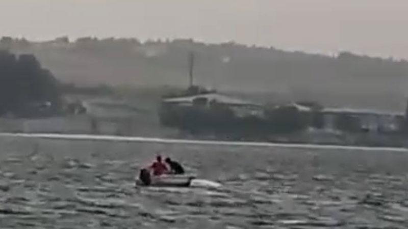 Rüzgar kayığı devirdi: Gölde mahsur kalanlar kurtarıldı