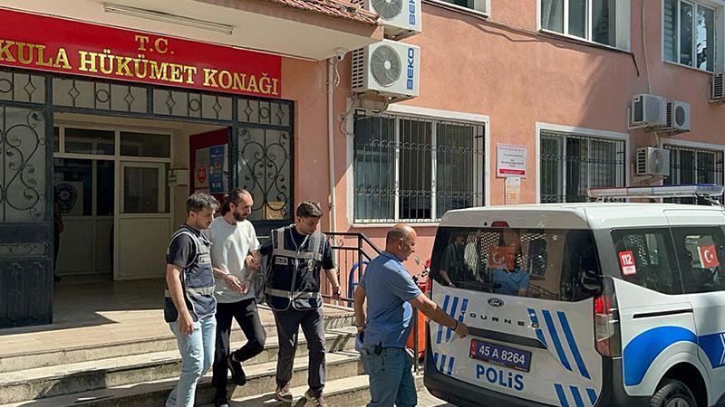 Kula’da Kanlı Hesaplaşma: Kahvehane Önünde Silahlı Saldırı!