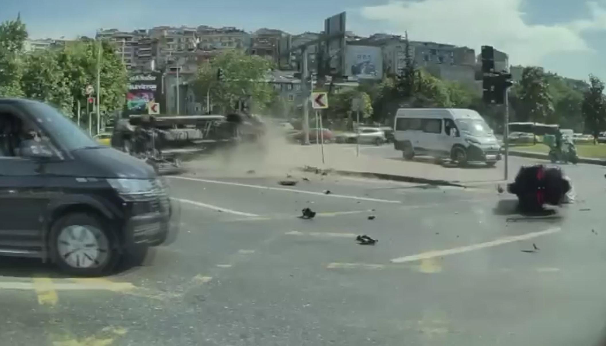 Kavşakta Korkunç Kaza: İhbara Giden Ambulans Devrildi!