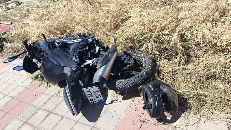 Keşan’da Motosiklet ile Otomobil Çarpıştı: Sürücü Kaskla Hayata Tutundu