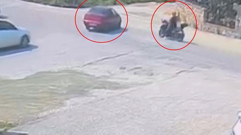 Motosiklet ile Otomobil Kavşağında Çarpıştı: Kaza Kameraya Yansıdı