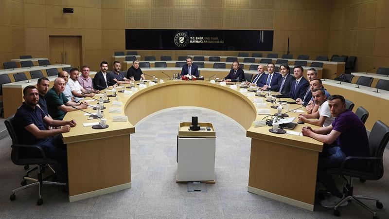 BAKAN BAYRAKTAR MADENCİLERLE BİR ARAYA GELDİ: “SÜRECİN TAKİPÇİSİ OLACAĞIZ”