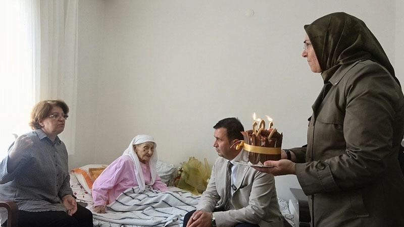101 Yaşındaki Hacer Akdoğan’a Sürpriz Doğum Günü Ziyareti