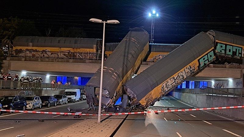 Münih’te Yük Treni Kazası! Vagonlar Köprüden Caddeye Düştü
