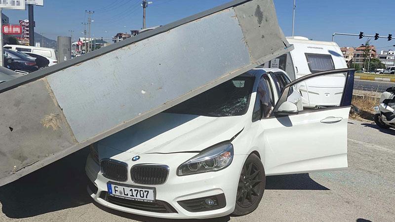 Edremit’te Rüzgar Dehşeti: Reklam Panosu Otomobilin Üzerine Düştü