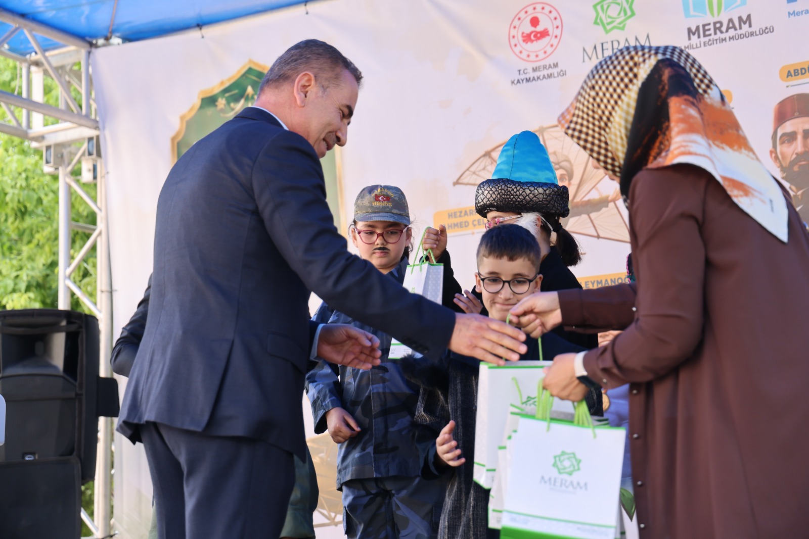 MERAM’DA TARİH CANLANDI: “TARİH YAZAN ÇOCUKLAR” PROJESİ OKULU SAHNEYE ÇEVİRDİ