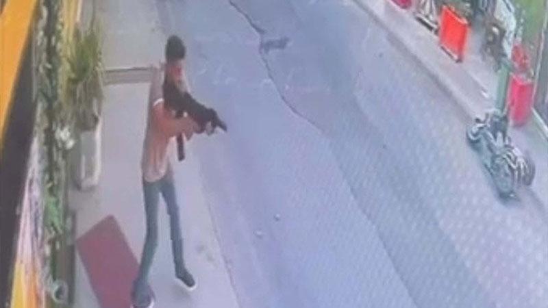 POMPALI TÜFEKLE RASTGELE ATEŞ AÇTI: GÜVENLİK KAMERASINA YANSIDI