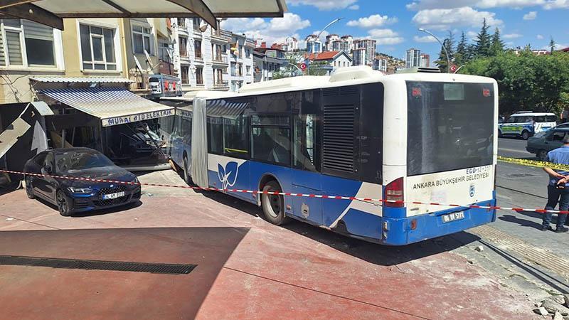 Ankara’da Belediye Otobüsü Kontrolden Çıkıp Dükkana Girdi: 7 Yaralı