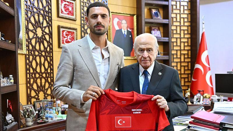 Merih Demiral, Devlet Bahçeli’ye Milli Takım Forması Takdim Etti