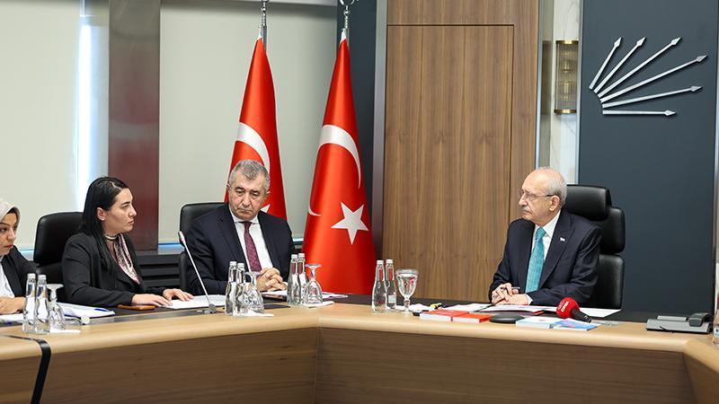 Kılıçdaroğlu, kadın ve çocuk cinayetlerinde yakınlarını kaybeden ailelerle görüştü