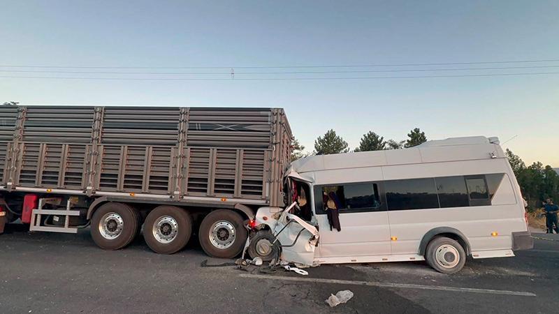 Tarım İşçilerini Taşıyan Minibüs TIR’a Çarptı: 18 Yaralı