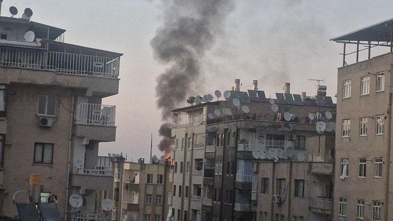 Diyarbakır’da apartmanın çatısında yangın çıktı
