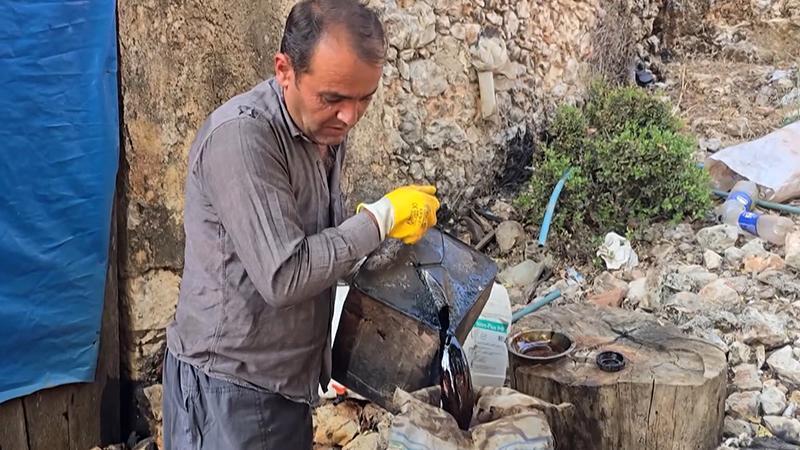 Sedir köklerini geleneksel yöntemle katrana dönüştürüyor