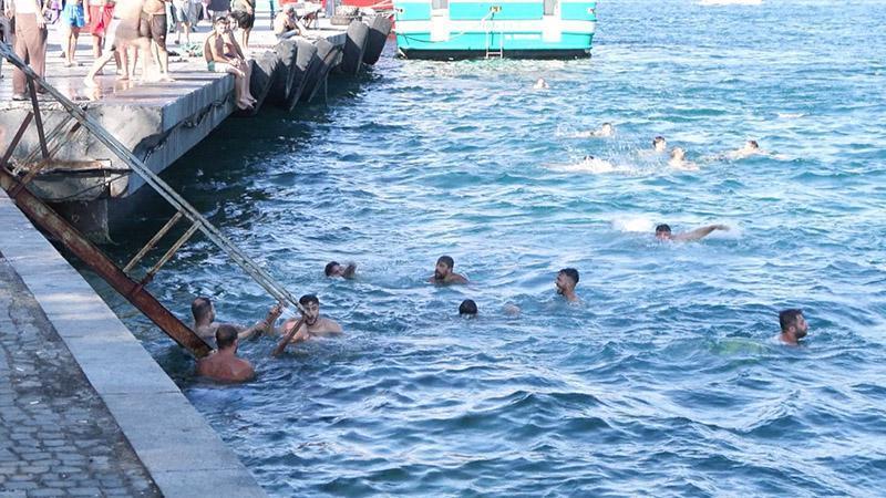 Sıcaktan bunalan İstanbullular soluğu Bebek’te aldı