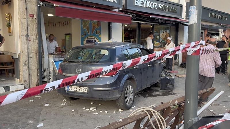 Beykoz’da kontrolden çıkan otomobil yayalara çarptı: 5 yaralı