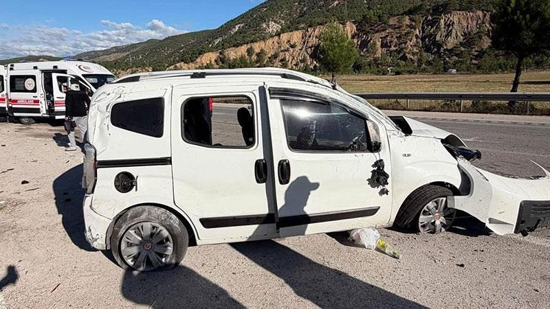 Tokat’ta hafif ticari araç takla attı: 2’si ağır 4 yaralı