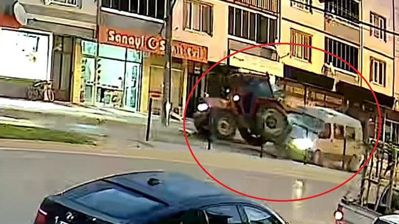 Mustafakemalpaşa’da feci kaza kamerada: 10 tarım işçisi yaralandı