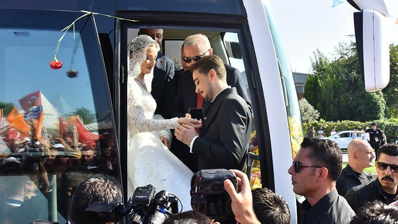 Samsun’da düğün öncesi sürpriz: Gelin ve damat Erdoğan’ın otobüsüne çıktı