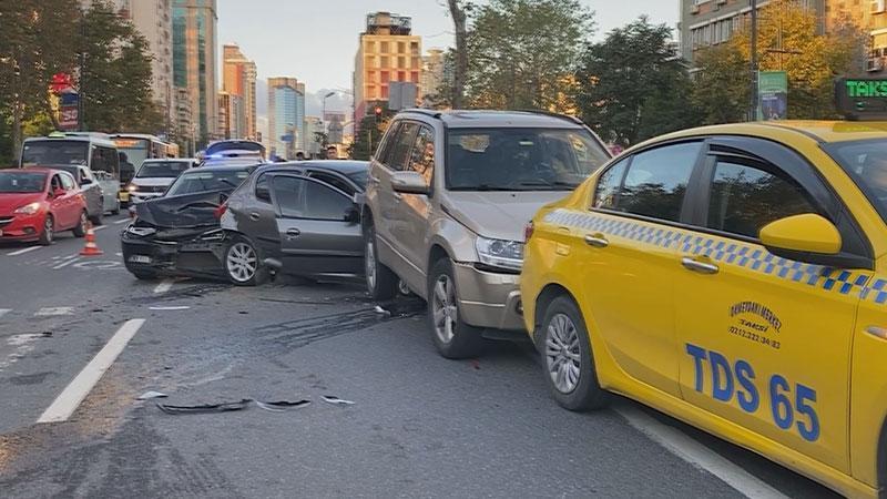 Barbaros Bulvarı’nda zincirleme kaza: Kiralık araç 4 araca çarptı