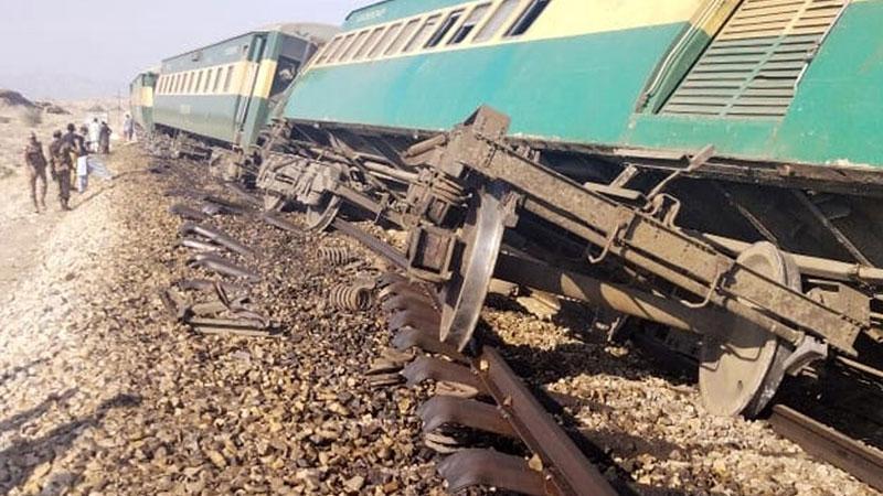 Pakistan’da Yolcu Treni Raydan Çıktı: 5 Ölü, 30’dan Fazla Yaralı