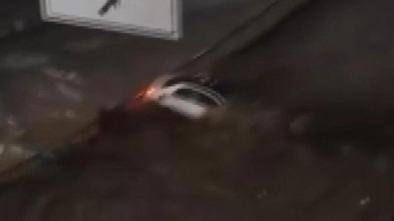 Sarıyer’de sel sularına kapılan otomobil bariyerde durdu