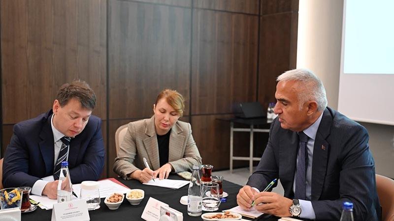 Bakan Ersoy, Rus yetkililerle Antalya’da görüştü: Hedef hava ulaşımını geliştirmek